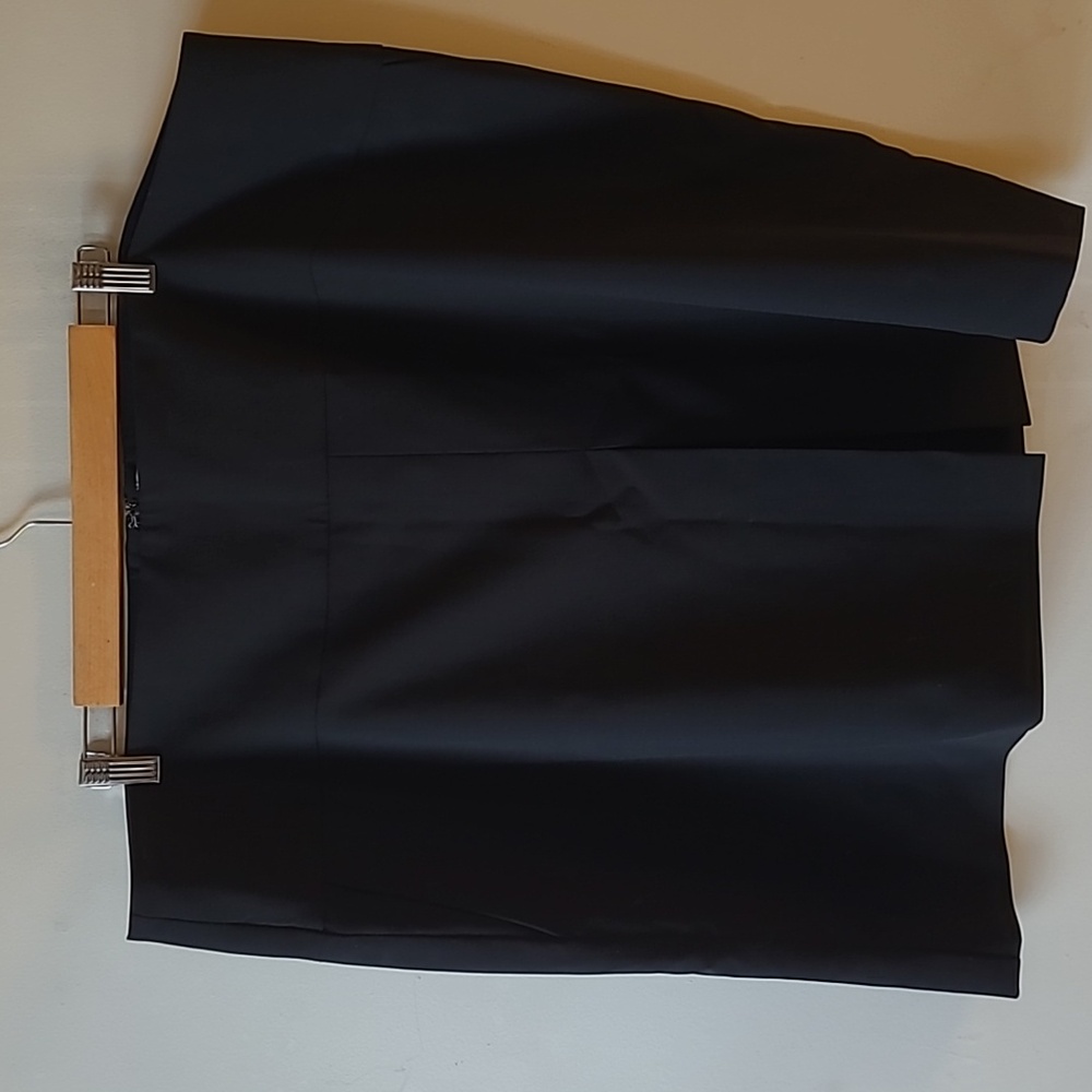 COACH LADIES SKIRT. BLACK AND SHORT.  VERY YUMMY 😋. SIZE 20. NEW WITHOUT TAG